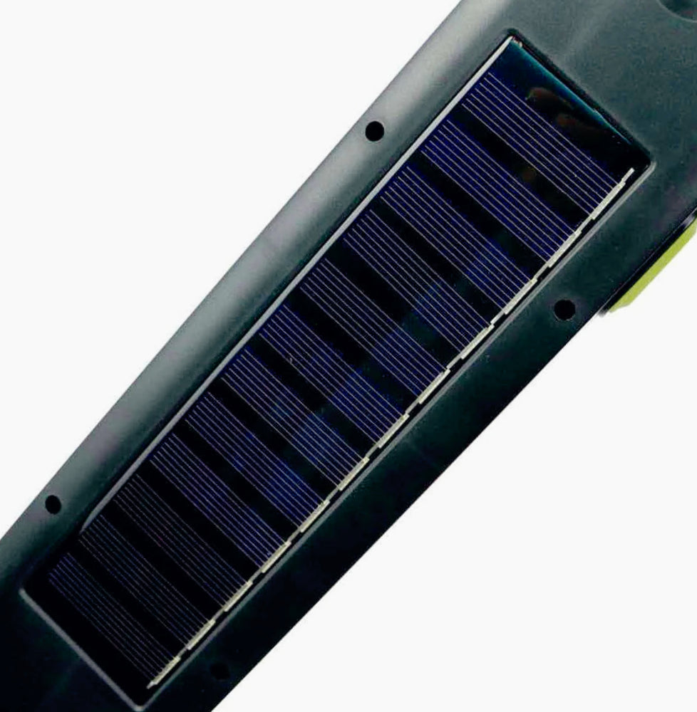 Torcia di emergenza con carica a pannello solare e USB – Autonoma e sempre pronta all’uso