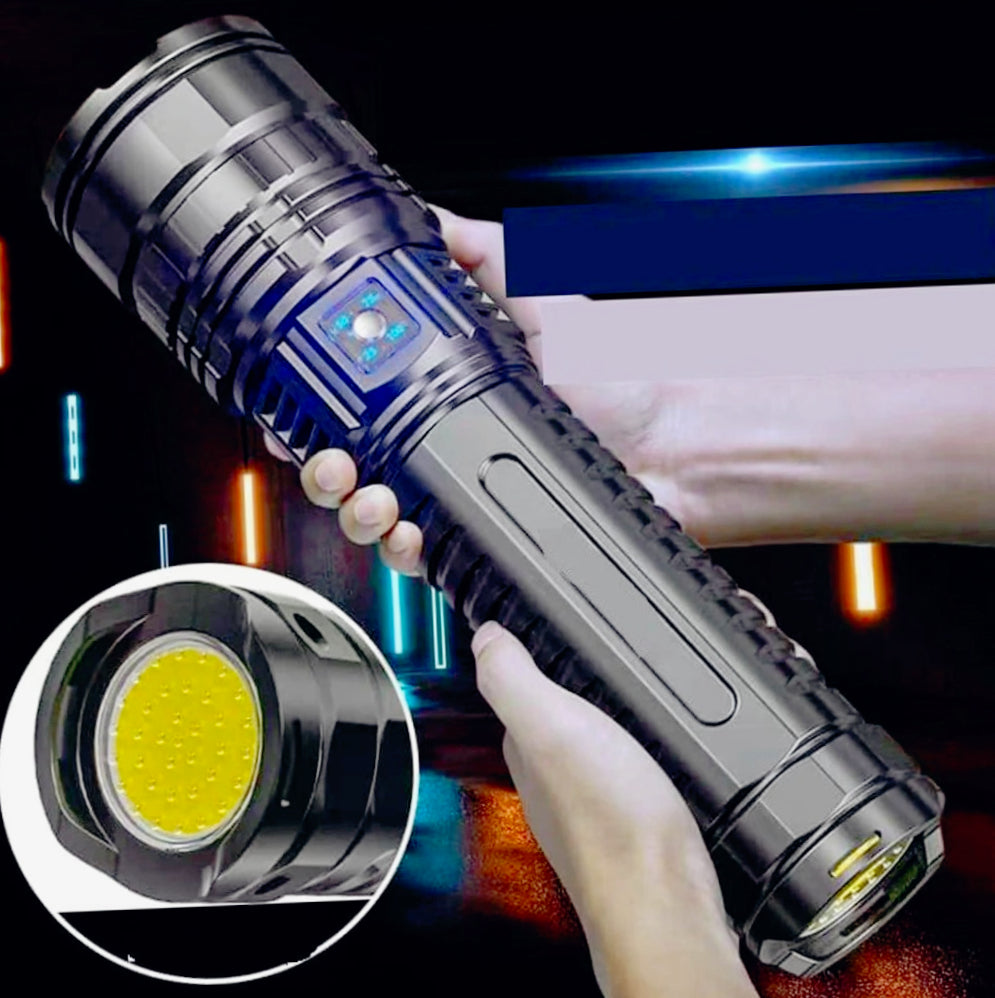 Torcia LED 600 metri – Zoom ricaricabile, 3 luminosità, modalità lampeggiante e tracolla