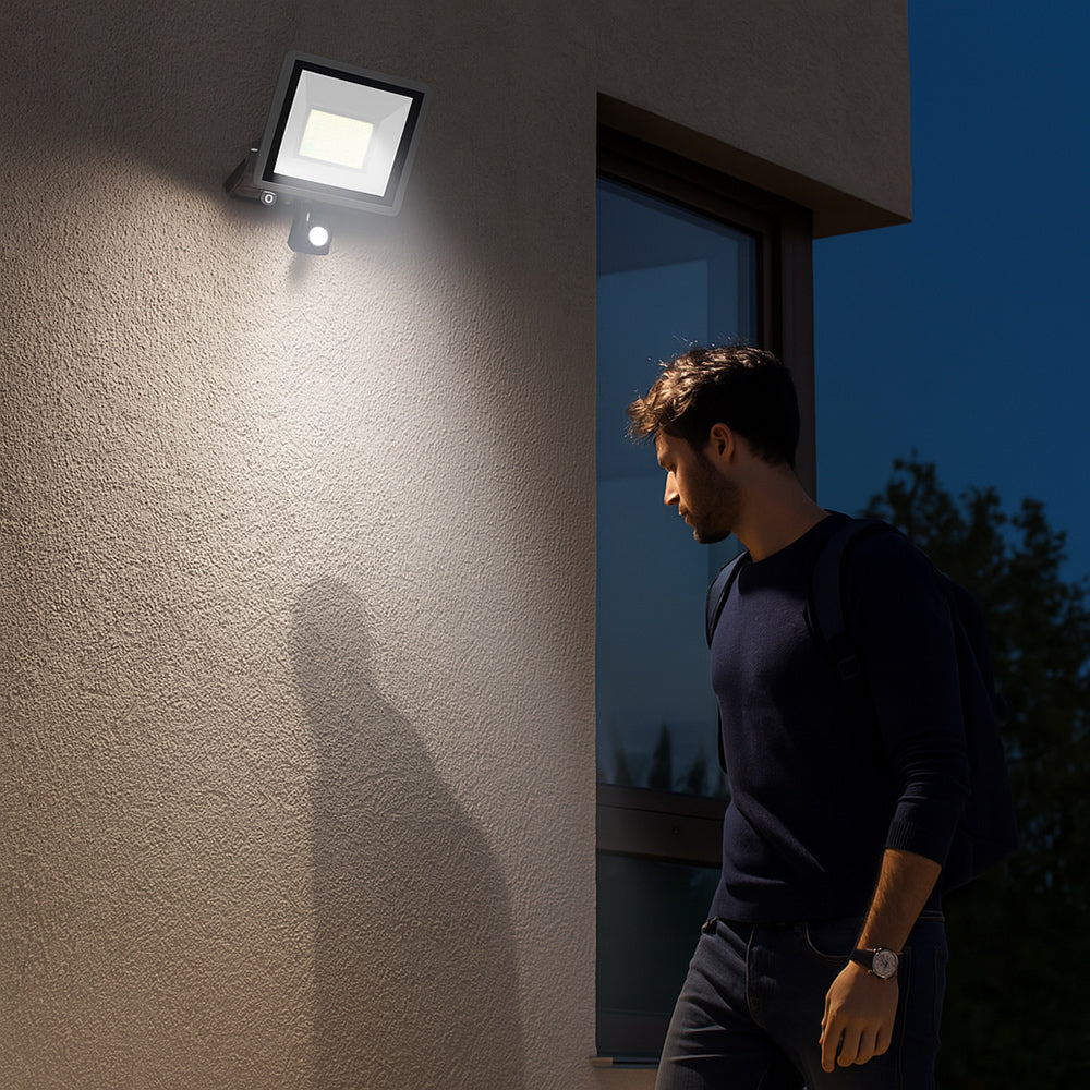 Faro 144 led 200 watt con sensore di passaggio luce bianca 6500k IP67 - ambraled