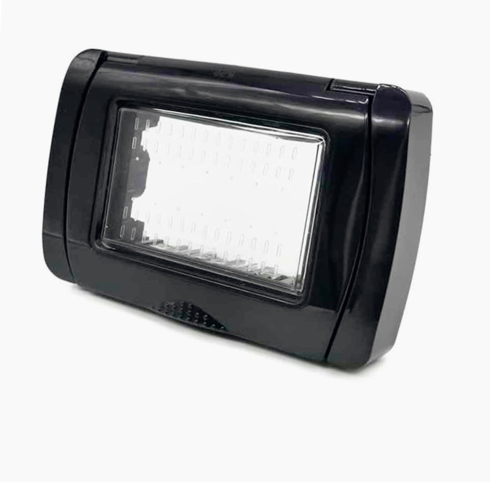 Placca idrobox IP55 3 posti con coperchio nero, compatibile Matix