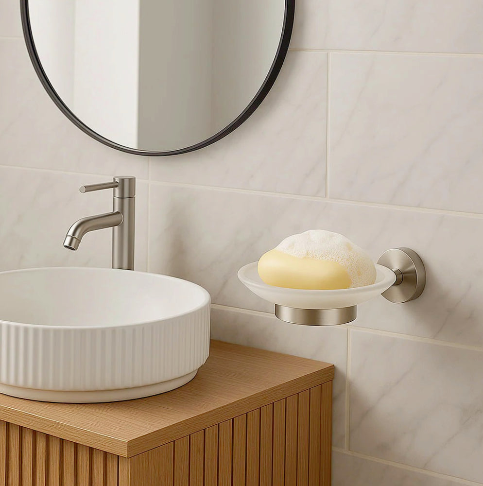 Porta sapone in acciaio satinato con piattino in vetro satinato, modello Aria - ambraled