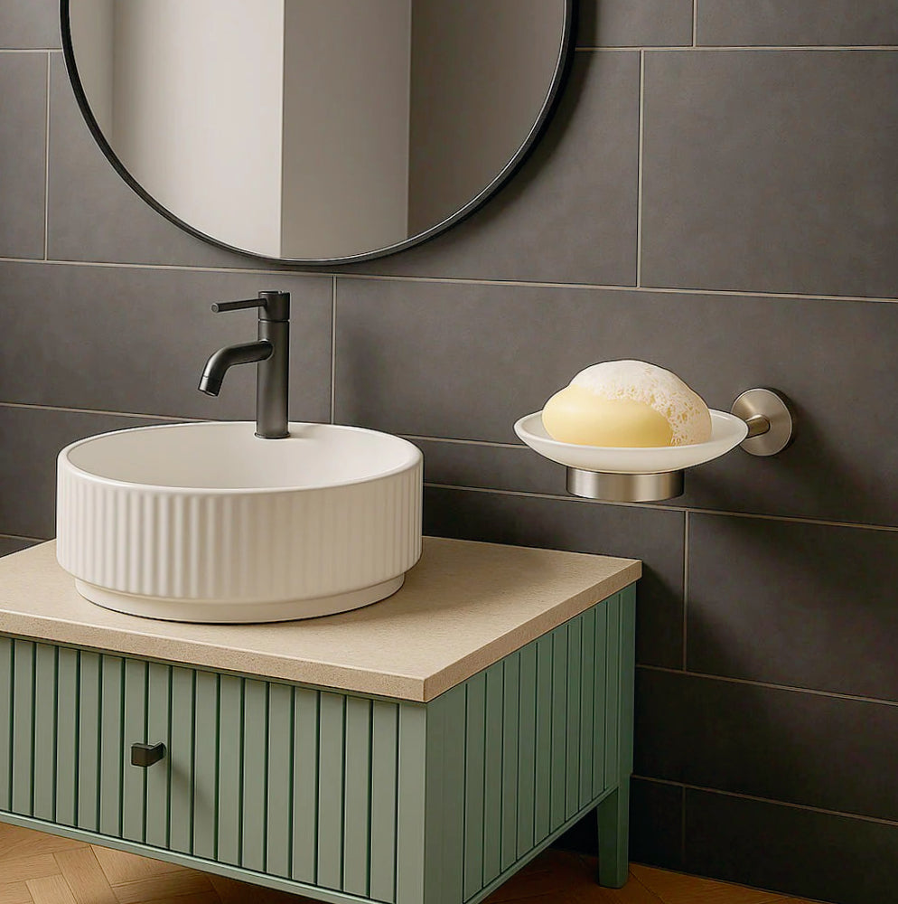 Porta sapone in acciaio satinato con piattino in vetro satinato, modello Aria - ambraled