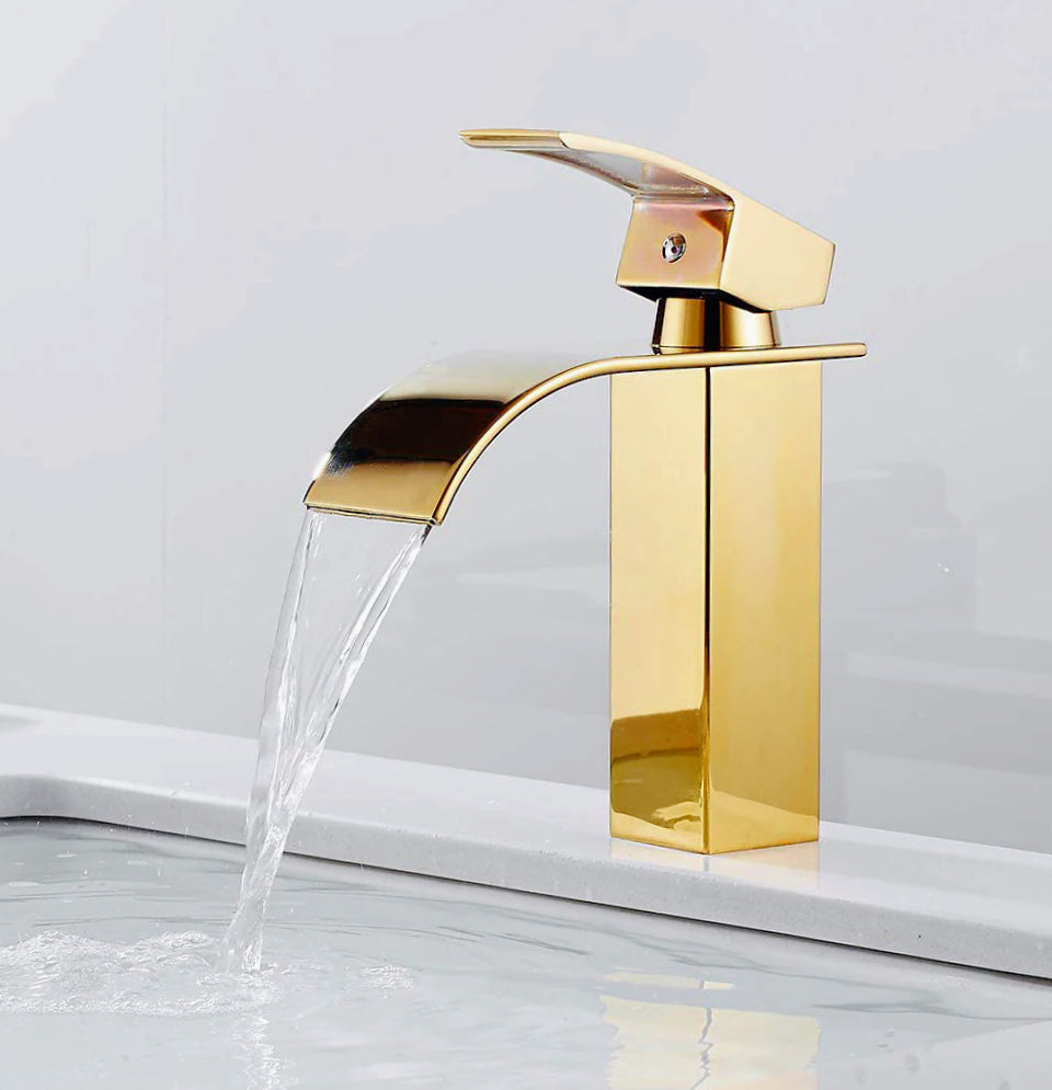 Rubinetto per bagno a canna bassa in oro, modello cascata - design lussuoso e moderno
