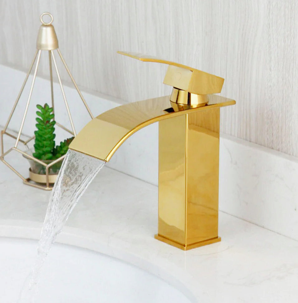 Rubinetto per bagno a canna bassa in oro, modello cascata - design lussuoso e moderno