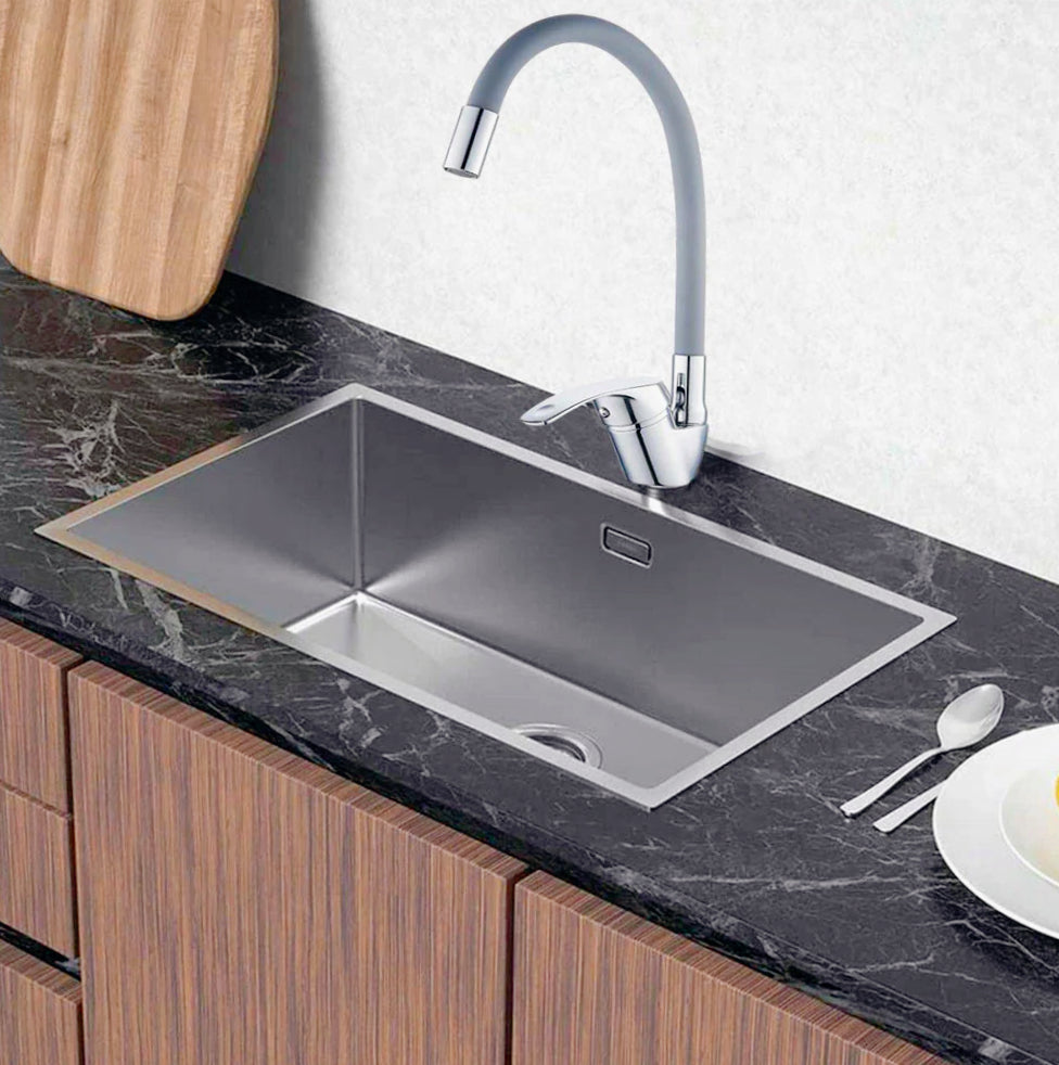 Rubinetto per cucina a canna alta con ugello in silicone flessibile orientabile - design moderno e versatile