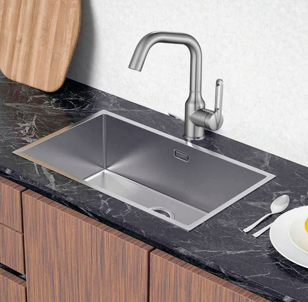 Rubinetto per cucina a canna bassa, acciaio lucido e nero - design minimalista e raffinato