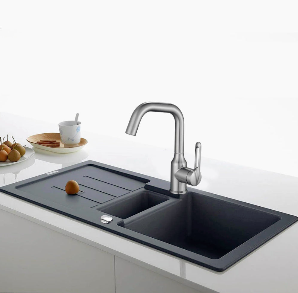 Rubinetto per cucina a canna bassa, acciaio lucido e nero - design minimalista e raffinato