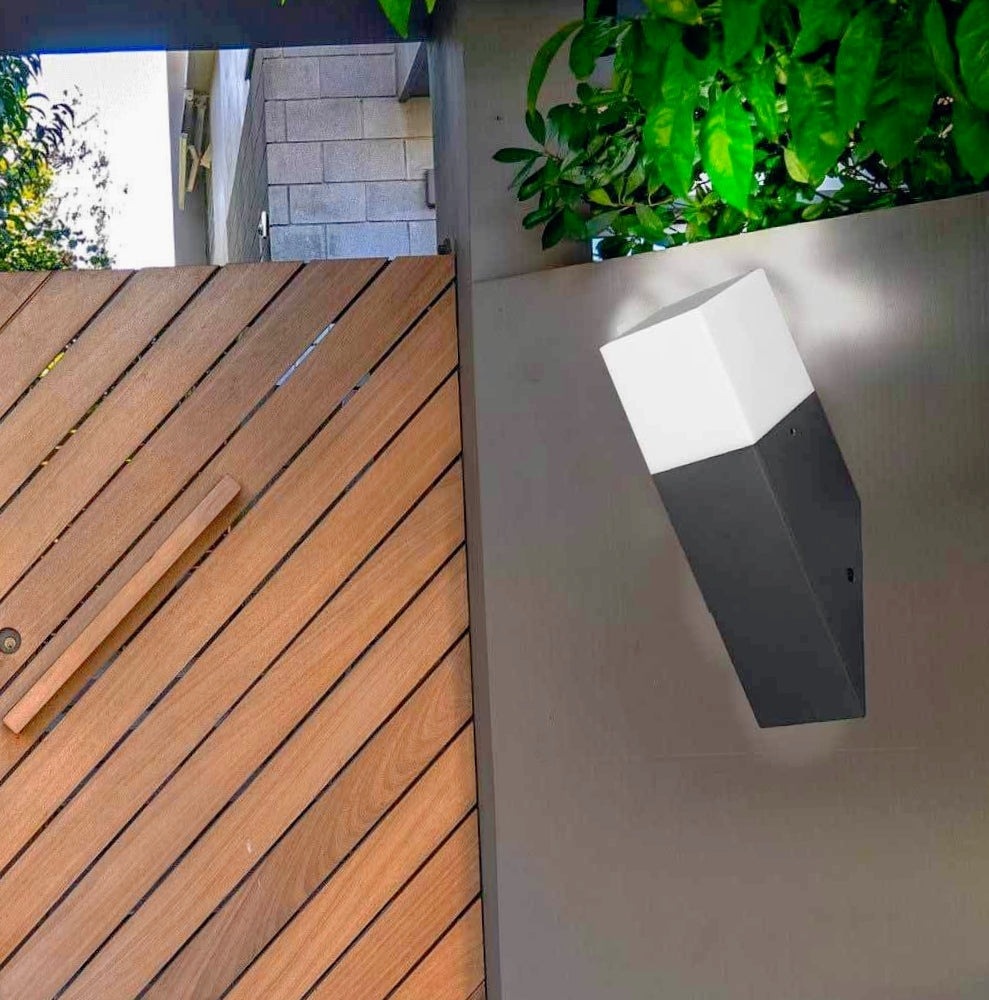 Applique a muro obliqua per esterni – Attacco E27, per balcone e terrazzo, protezione IP44 - ambraled