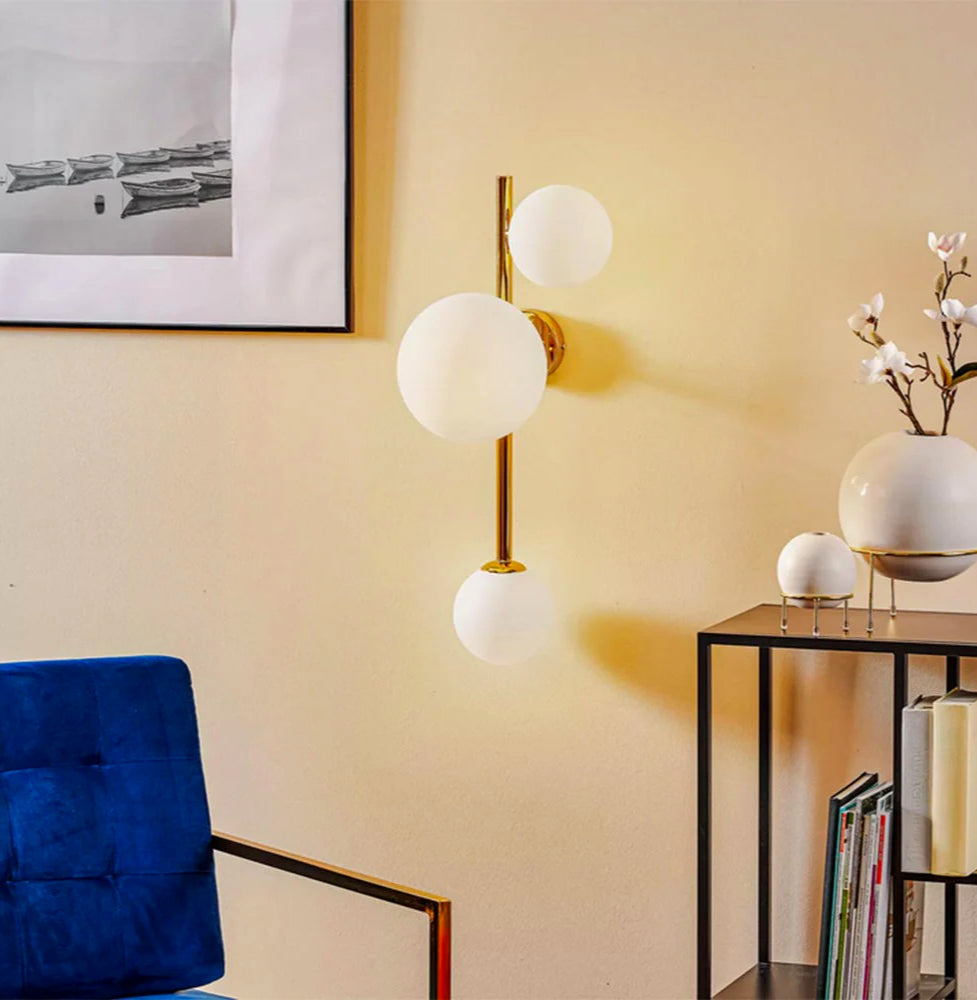 Applique a parete in bronzo – Tre sfere opache, design minimal, attacco G9 - ambraled