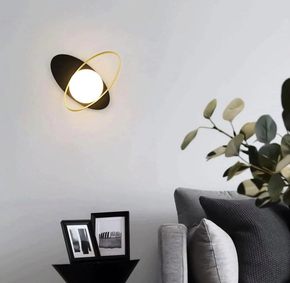 Applique a parete in metallo nero e oro – Con sfera opaca, attacco G9 - ambraled