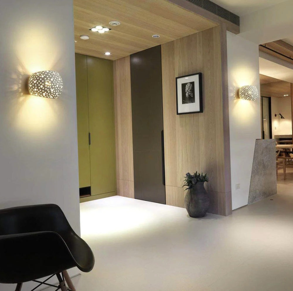 Applique in gesso traforato tonda per parete – Illuminazione doppia (up & down), lampadina G9 - ambraled
