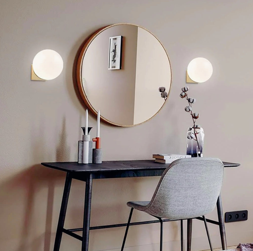 Applique murale in bronzo minimal – Sfera opaca, luce soffusa, attacco G9 - ambraled