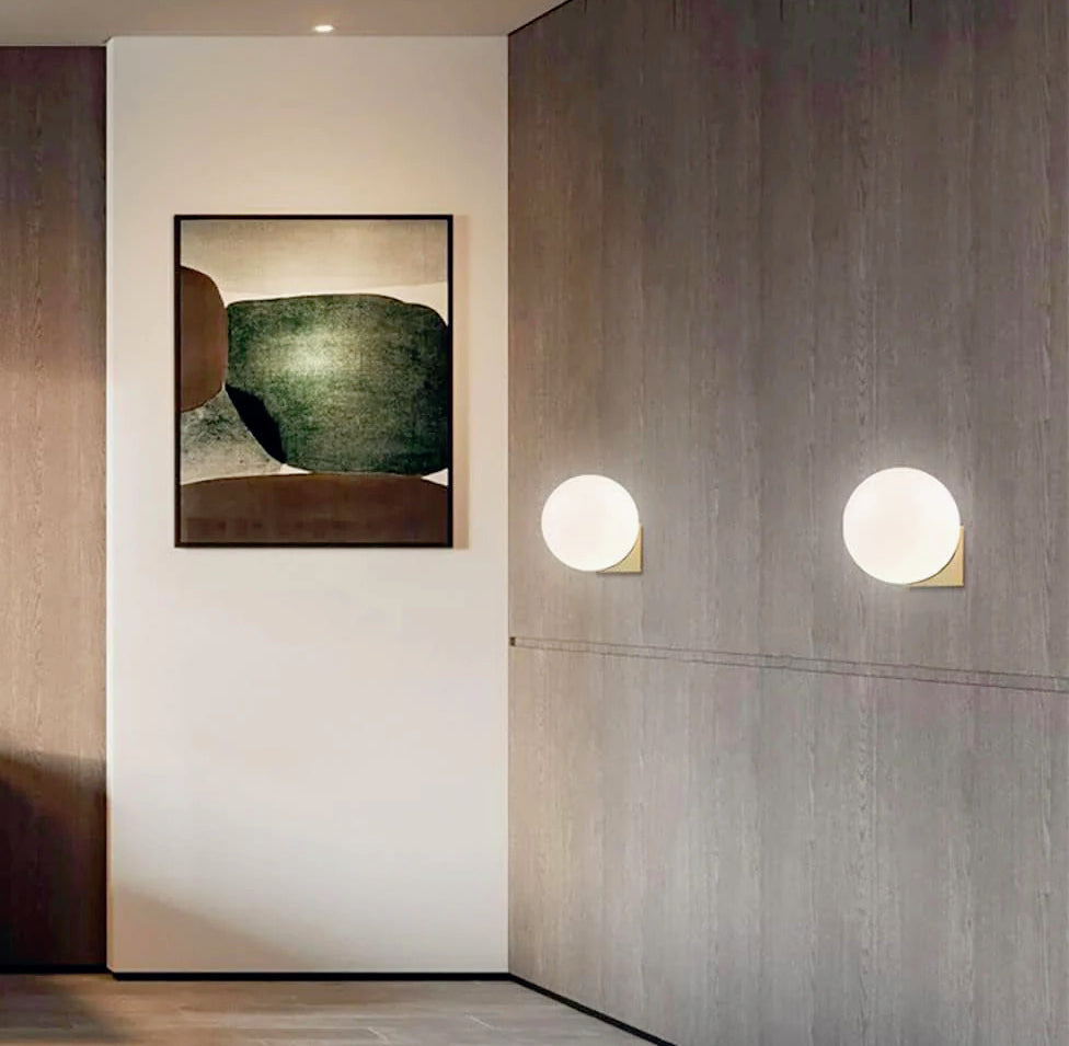 Applique murale in bronzo minimal – Sfera opaca, luce soffusa, attacco G9 - ambraled