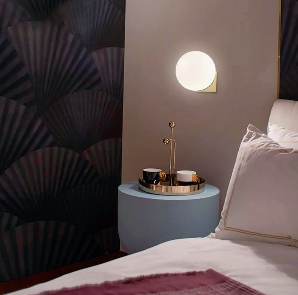 Applique murale in bronzo minimal – Sfera opaca, luce soffusa, attacco G9 - ambraled