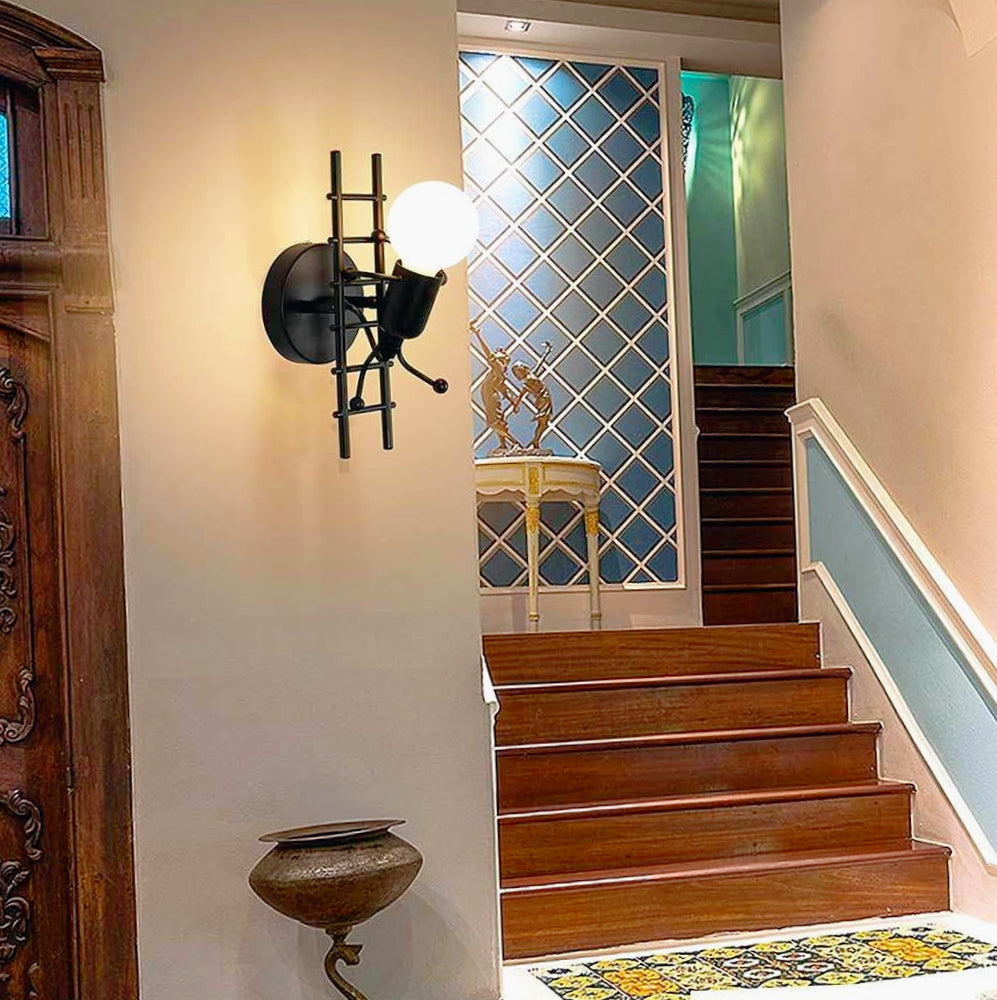 Applique decorativa a parete – Omino sulla scala in metallo, lampadina E27 - ambraled