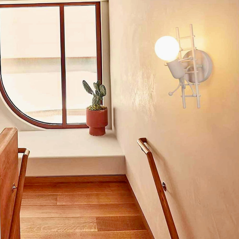 Applique decorativa a parete – Omino sulla scala in metallo, lampadina E27 - ambraled