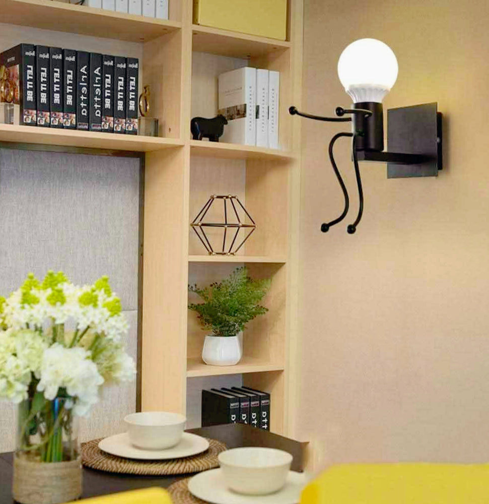 Applique decorativa a forma di omino in metallo per parete – Attacco E27 - ambraled