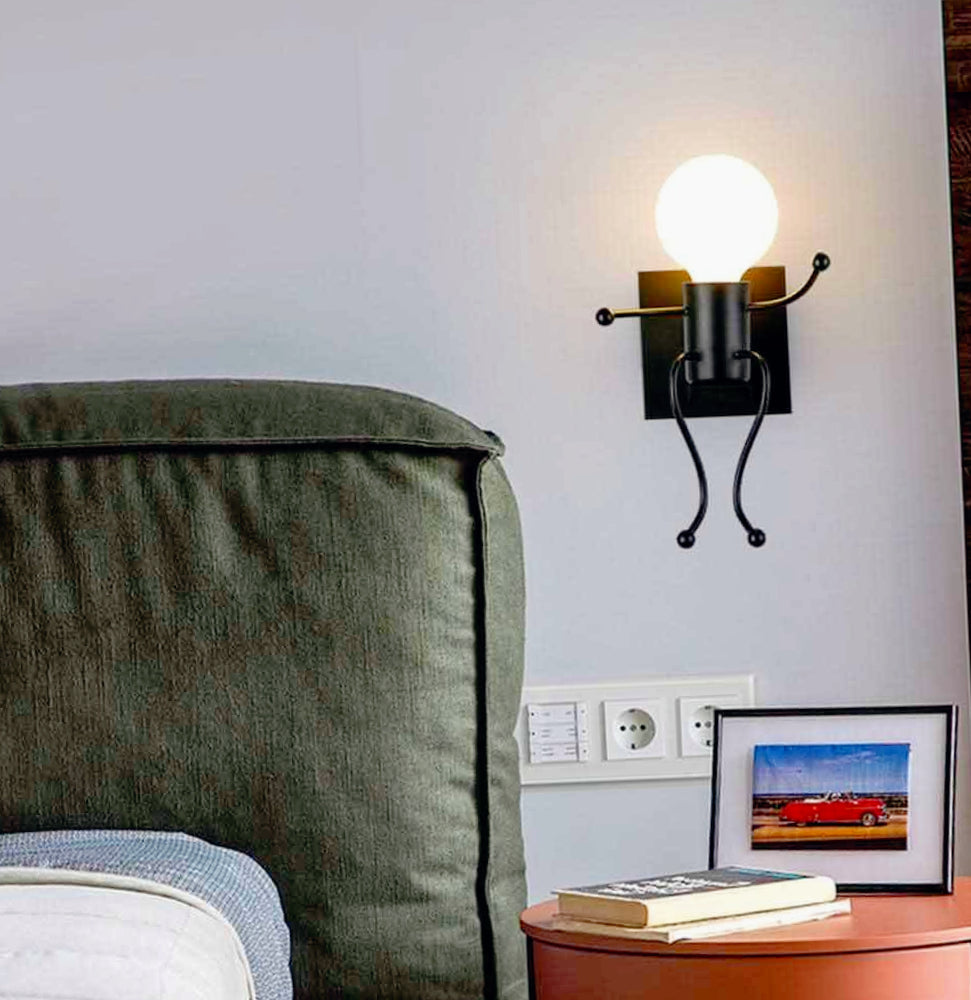 Applique decorativa a forma di omino in metallo per parete – Attacco E27 - ambraled