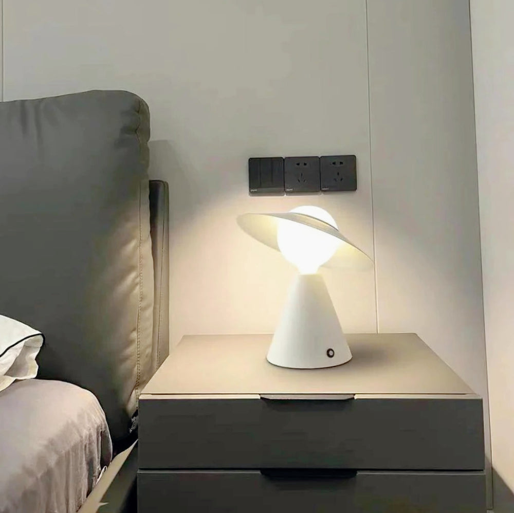 Lampada da tavolo decorativa – Con paralume a cappello orientabile e attacco E27 - ambraled