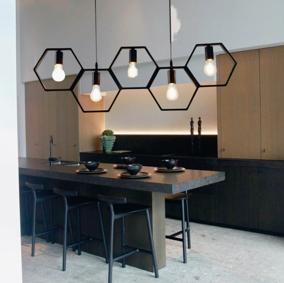 Lampadario a sospensione in metallo nero – Design geometrico con esagoni, attacco E27 - ambraled