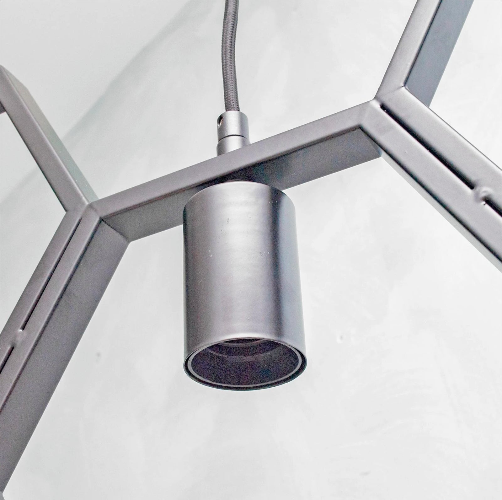 Lampadario a sospensione in metallo nero – Design geometrico con esagoni, attacco E27 - ambraled