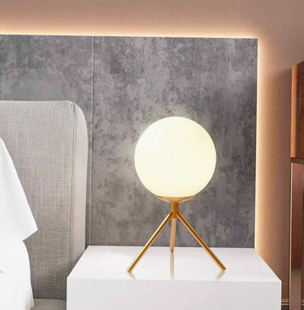 Lampada da tavolo in bronzo a treppiedi – Con sfera opaca e lampadina G9 "Lume" - ambraled