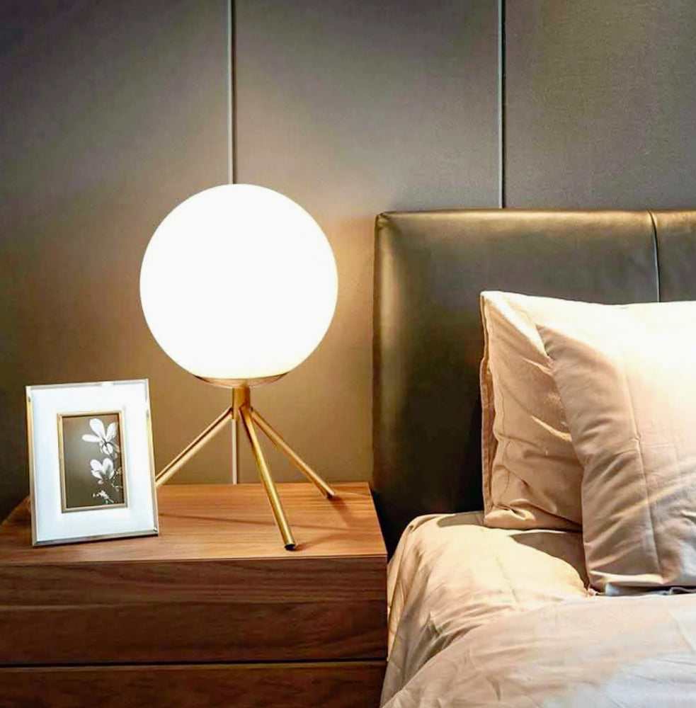 Lampada da tavolo in bronzo a treppiedi – Con sfera opaca e lampadina G9 "Lume" - ambraled