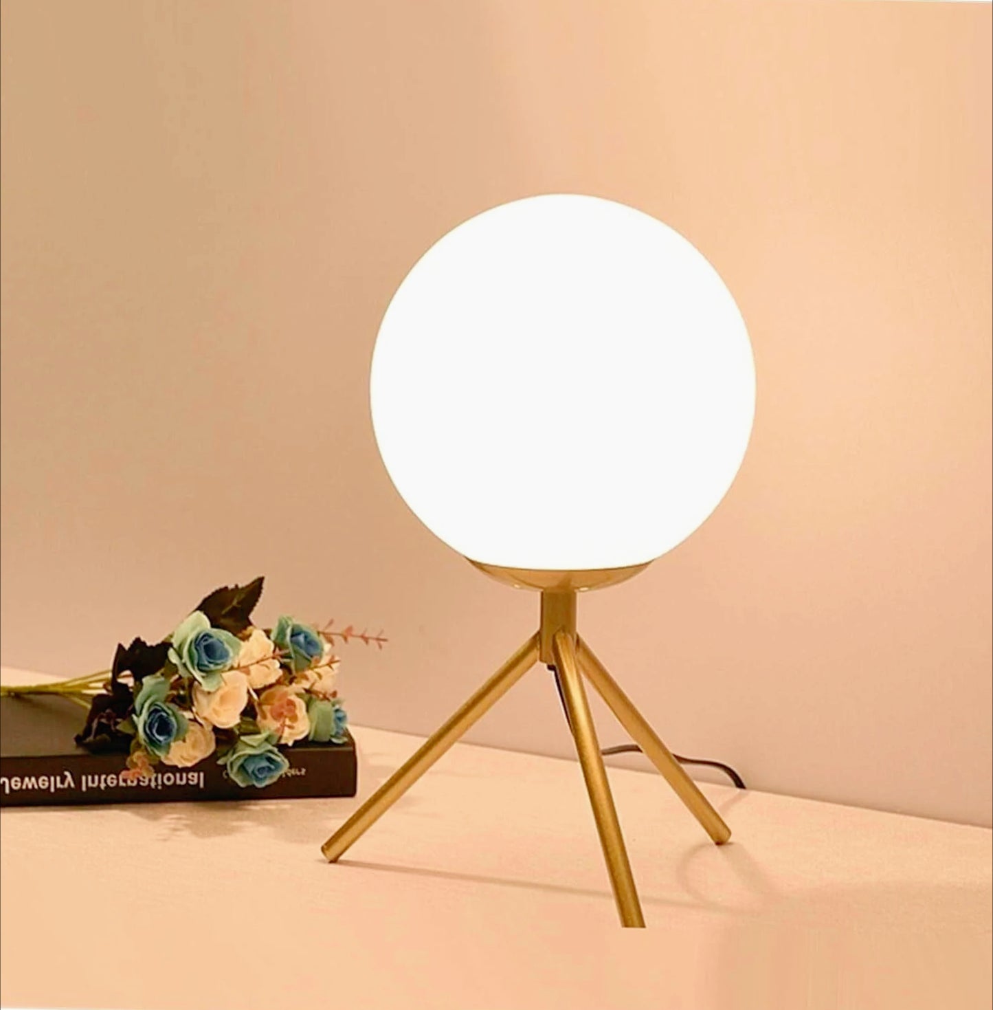 Lampada da tavolo in bronzo a treppiedi – Con sfera opaca e lampadina G9 "Lume" - ambraled